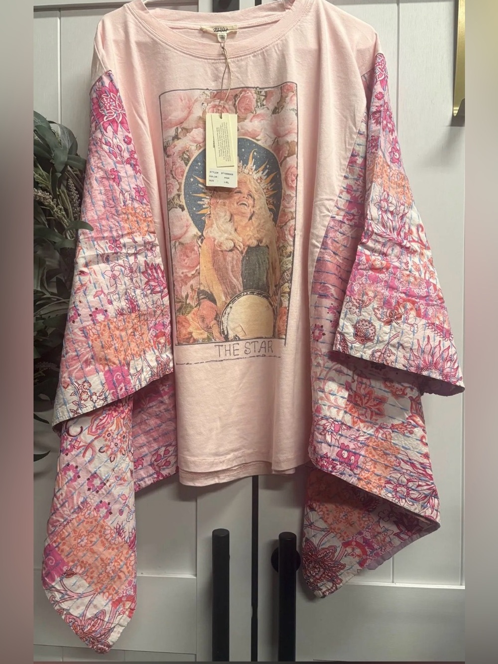 Dolly Parton Pink Kantha Star Graphic Sleeve Shirt L/XL will fit up to 3X/4X